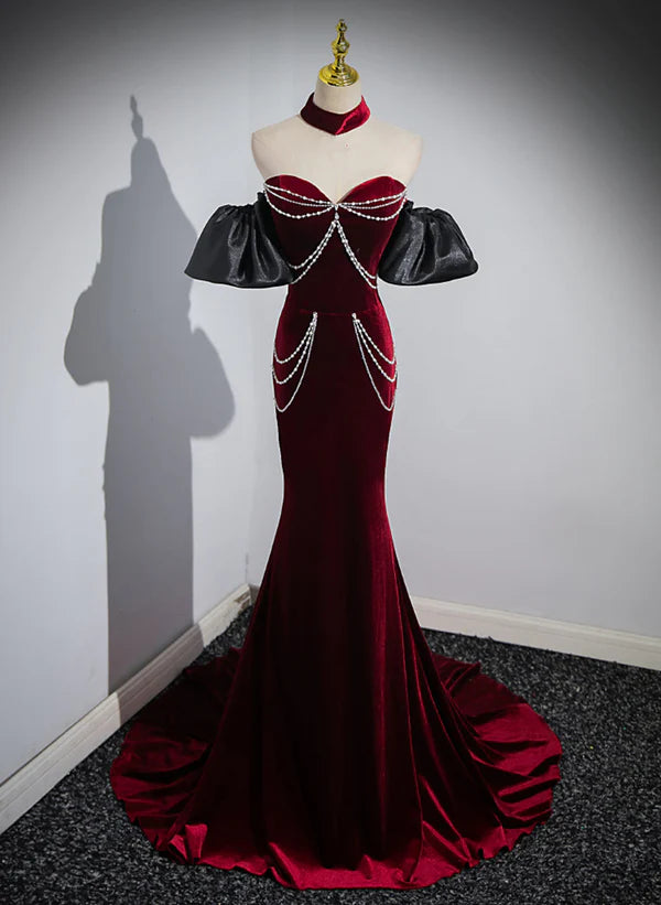 Hermoso vestido de fiesta largo de sirena con hombros descubiertos en rojo vino